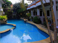 kolam renang di maharani hotel